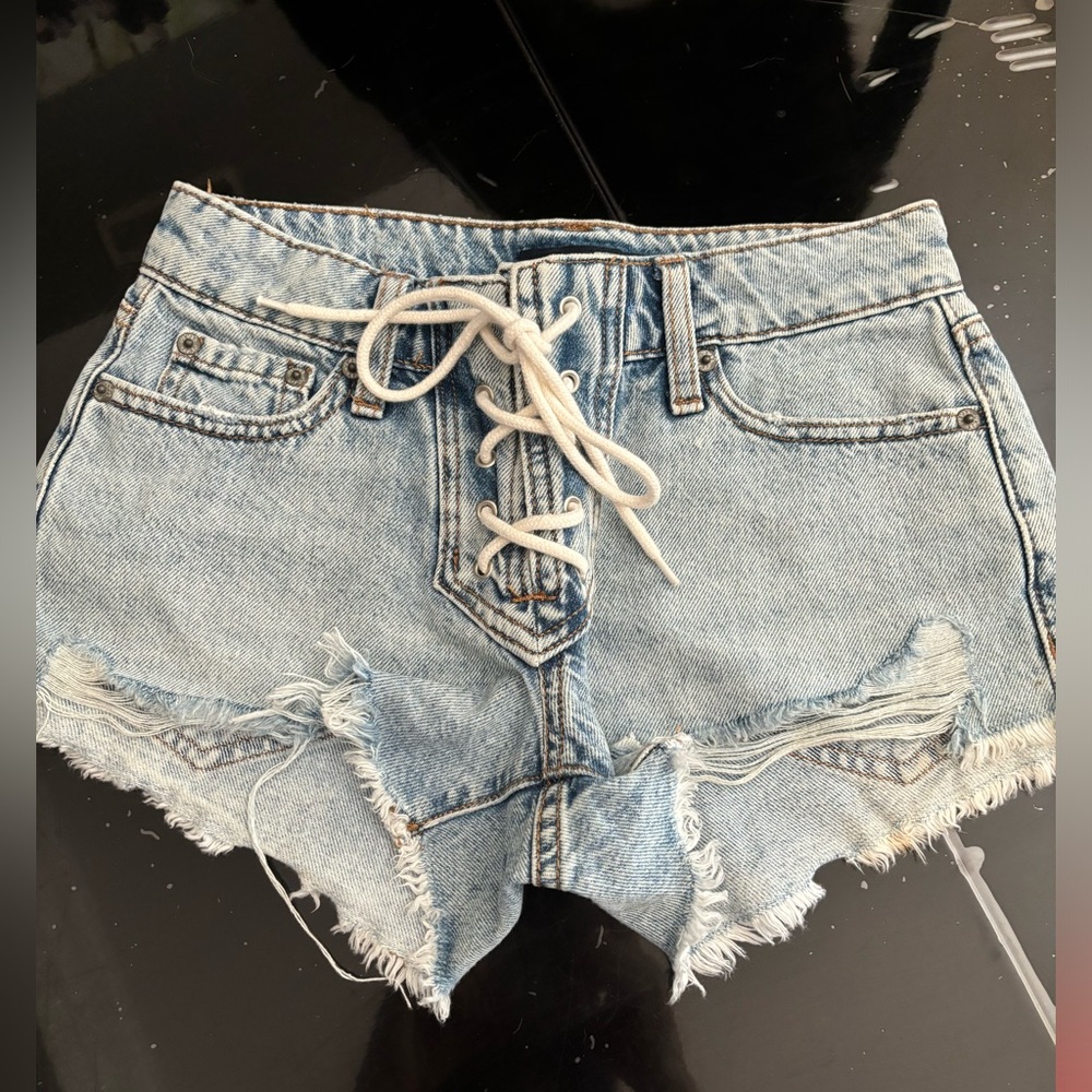 NEW WITHOUT TAGS SIZE 00 AEROPASTLE LIGHT DENIM SHORTS, SIZE 00